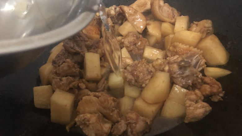 鸡肉炖土豆,加入适量的水,盖盖炖(水量刚未过鸡肉土豆,中途要翻炒一下)