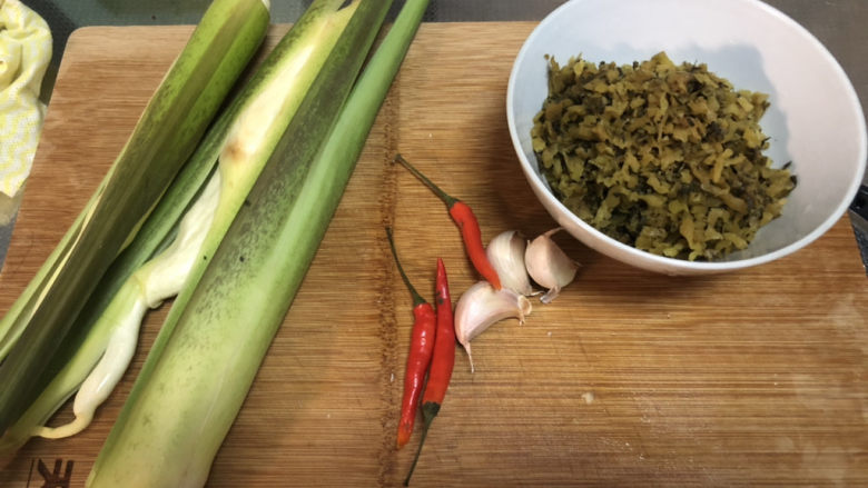 清炒雪里蕻➕雪里蕻炒茭白,食材合照：雪里蕻末一小碗，茭白三小颗，蒜三瓣，小米辣三个