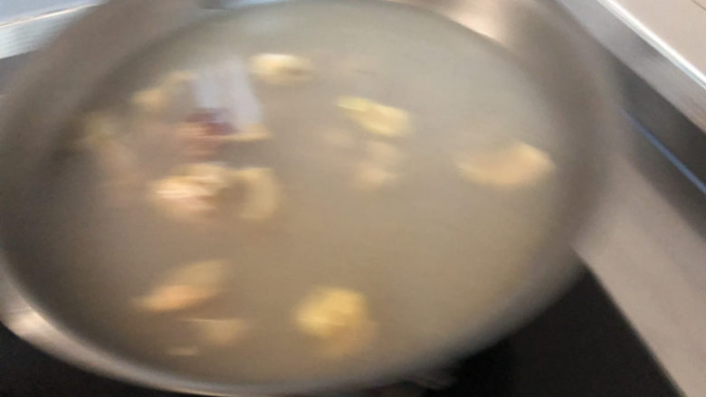 鸡肉炖土豆➕香菇鸡腿炖土豆,坐锅烧水,水开下鸡块