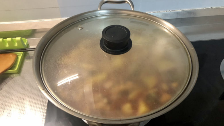 鸡肉炖土豆➕香菇鸡腿炖土豆,煮开后,转中小火加盖炖煮20分钟