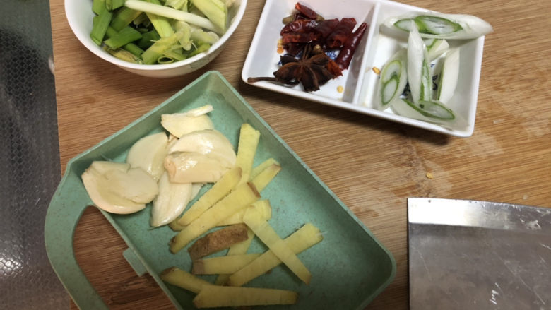 鸡肉炖土豆➕香菇鸡腿炖土豆,蒜拍一下,姜切片,葱切斜段,干辣椒去籽掰几段,蒜苗拍一拍切斜段
