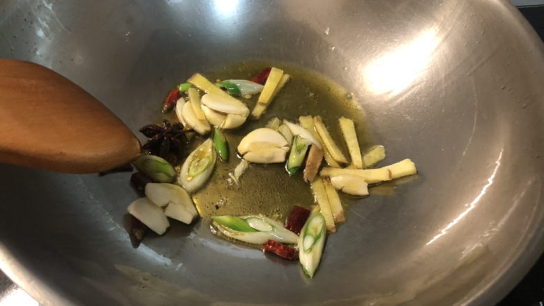 鸡肉炖土豆➕香菇鸡腿炖土豆,下蒜姜片,煸香,再放入葱白干辣椒小火煸香