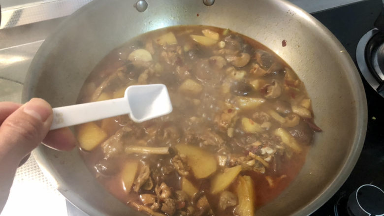 鸡肉炖土豆➕香菇鸡腿炖土豆,开盖,根据个人口味➕少许食盐