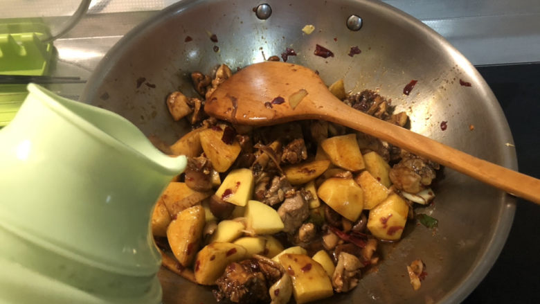 鸡肉炖土豆➕香菇鸡腿炖土豆,加入适量的开水,没过食材,