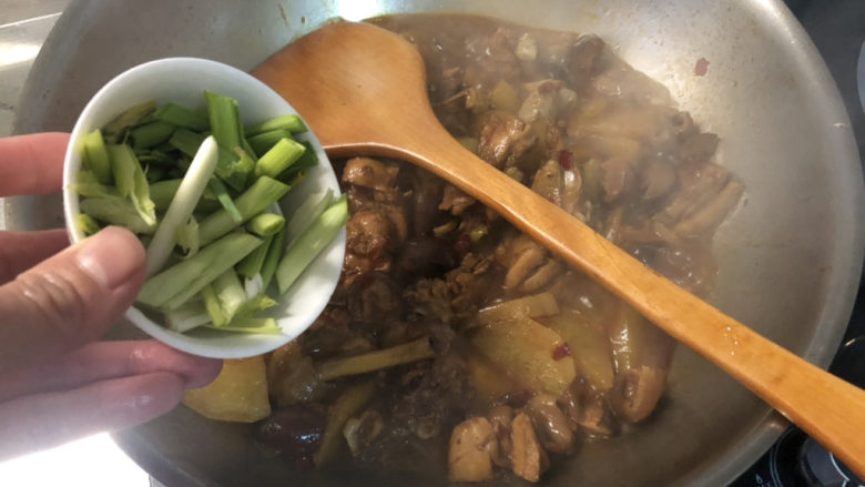 鸡肉炖土豆➕香菇鸡腿炖土豆,汤汁收的浓郁,最后撒蒜苗,翻炒出锅。