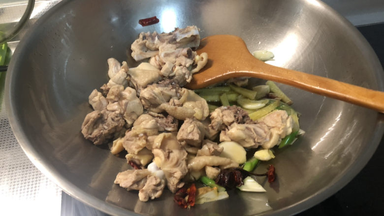 鸡肉炖土豆➕香菇鸡腿炖土豆,转中火,下鸡块,炒干水分,煸炒出油