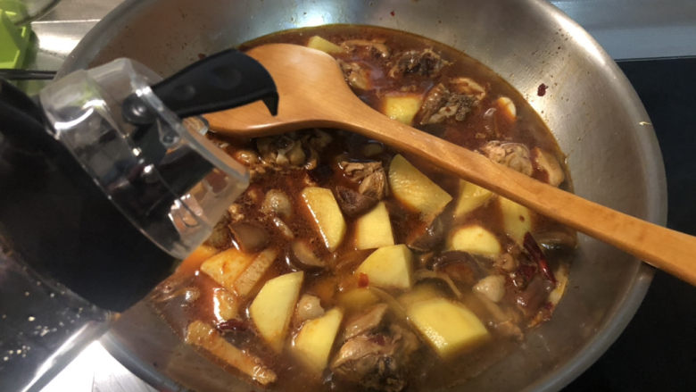 鸡肉炖土豆➕香菇鸡腿炖土豆,调味:一汤匙<a style='color:red;display:inline-block;' href='/shicai/ 788'>生抽</a>