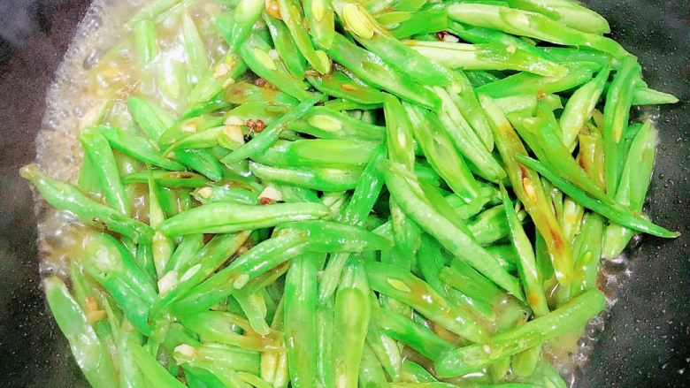 清炒四季豆,加入少许水,炖煮四季豆。