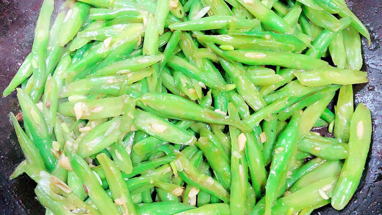 清炒四季豆,四季豆鲜绿色变为黄绿色,即可出锅了。