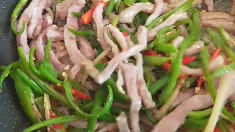 尖椒牛柳,加入盐,<a style='color:red;display:inline-block;' href='/shicai/ 756'>鸡精</a>炒均匀即可。