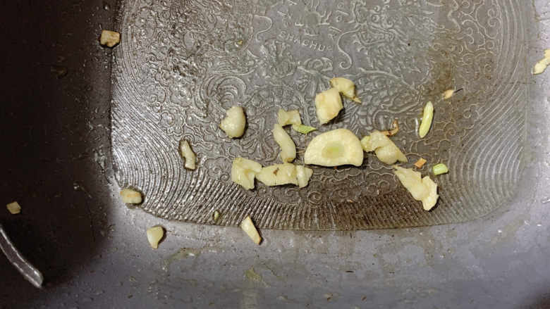 清炒甜豆,将蒜瓣切成蒜末或者蒜丁,入锅中加适量油煸炒出香味