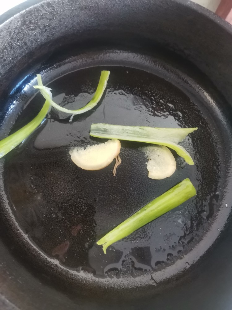 白灼虾,锅中加葱姜,