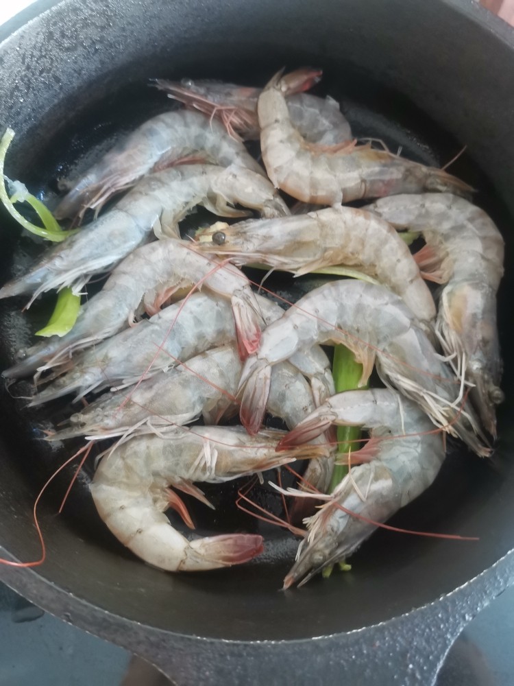 白灼虾,去掉虾线,不加水直接放大虾