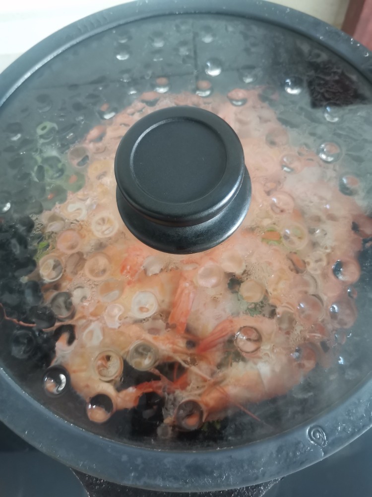 白灼虾,盖上盖子,焖煮10分左右
