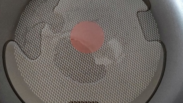 蛋烘糕,锅中倒入适量油加热至95度左右,然后在舀入适量面糊小火煎制