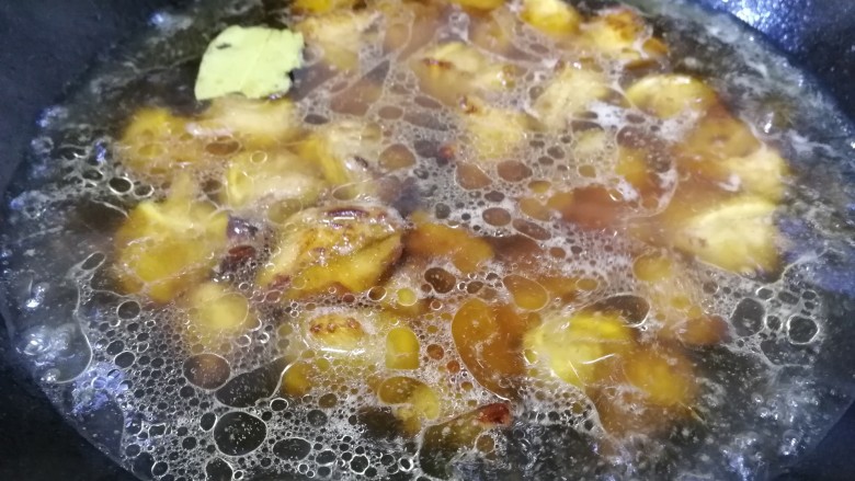 月牙骨烧金勾,加适量开水,大火煮开。