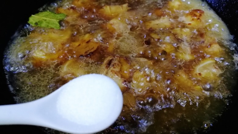 月牙骨烧金勾,放入半小勺盐,先给月牙骨入个味。