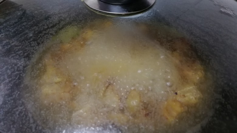 月牙骨烧金勾,盖上锅盖,改中小火慢煮20分钟。