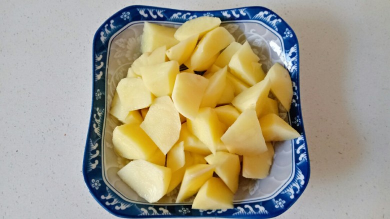 鸡肉炖土豆,土豆去皮切滚刀块,清洗一下表面的淀粉备用