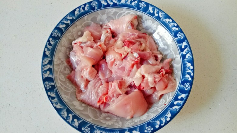 鸡肉炖土豆,鸡腿清洗干净剁成小块,用清水冲洗干净血水