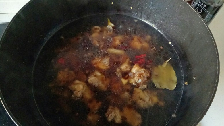 鸡肉炖土豆,加入没过鸡块的清水,大火煮开,转中小火炖20分钟