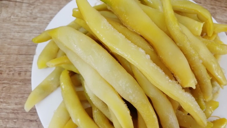 月牙骨烧金勾,可以多买点,焯水后速冻,储存起来冬天吃,用它来炖月牙骨非常美味。