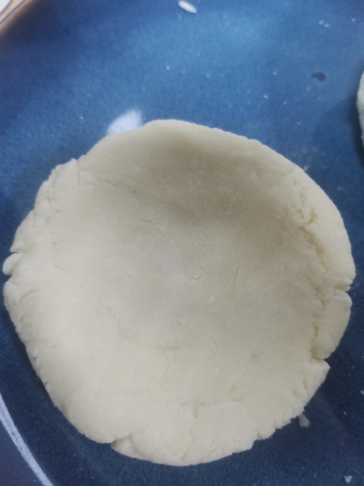 糯米爆浆芝士饼,取一个小面团,用手按成饼皮