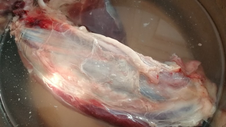 酱牛腱子,冷水里泡1小时左右,泡去血水。