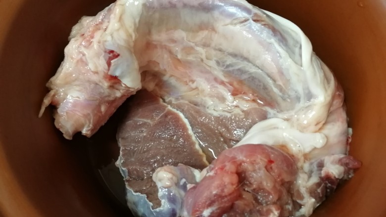 酱牛腱子,泡好的牛腱子控水,放入电炖锅里。
