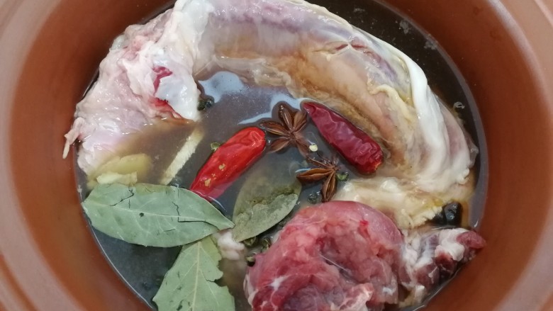 酱牛腱子,放入干调,加凉水。