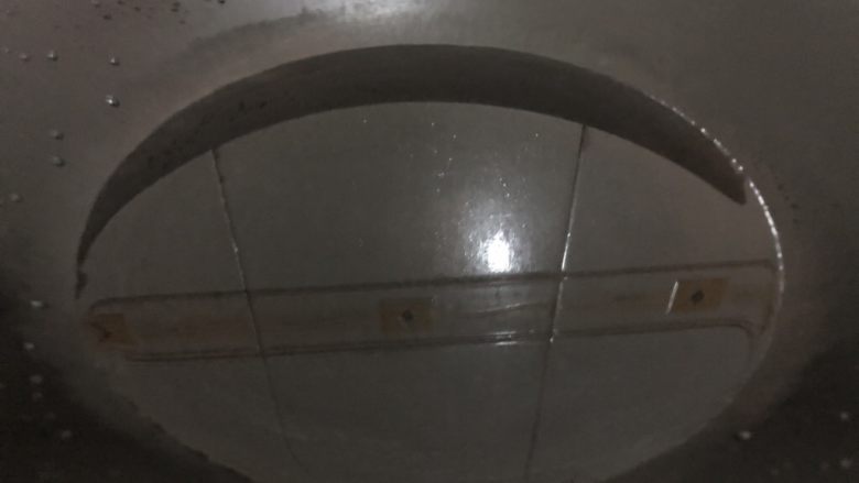 玉米炒虾仁,全部弄好后,锅里加水