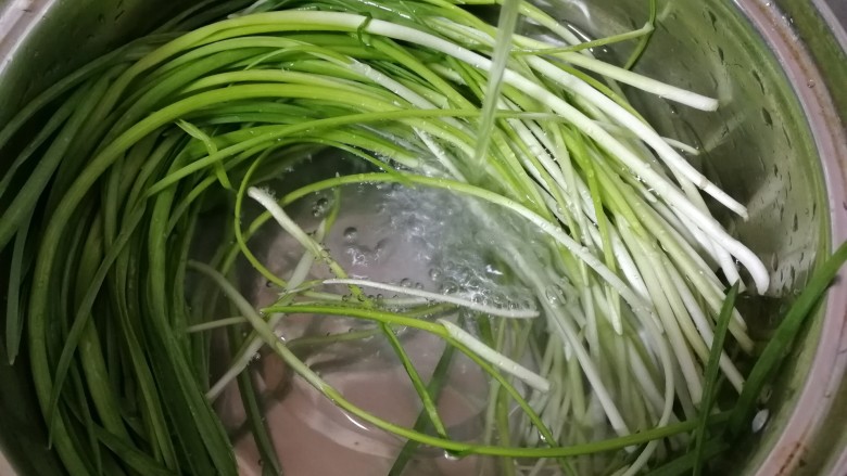 蒜苗炒香干,蒜苗切去顶部,清水洗干净。