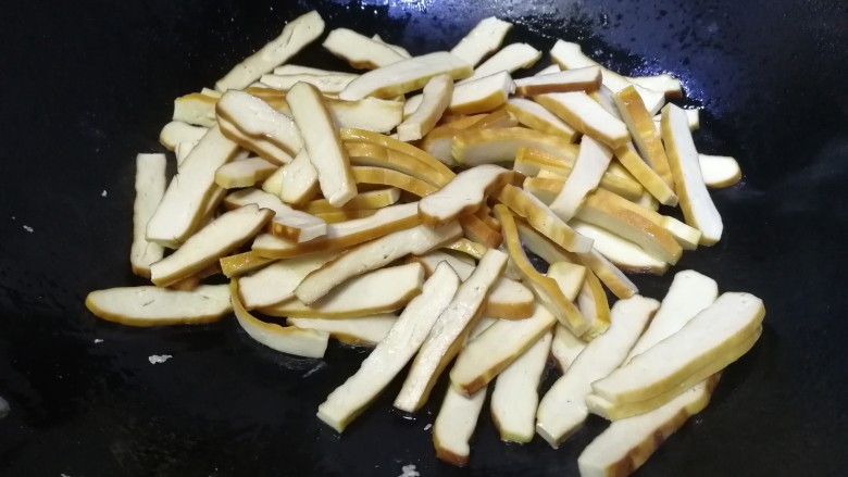 蒜苗炒香干,油热放入香干,文火翻炒均匀。