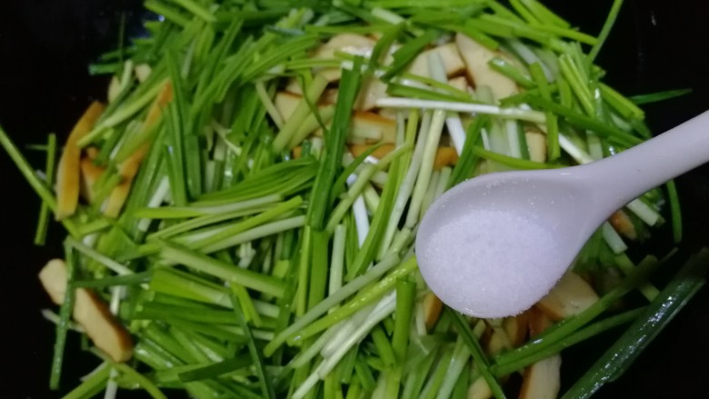 蒜苗炒香干,香干有咸味,放半小勺给蒜苗入味,文火炒匀。