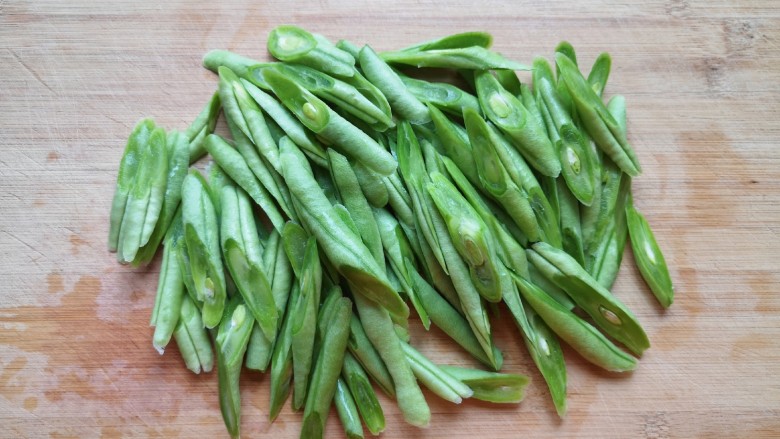 清炒四季豆,斜着切成段(这样切易熟易入味)。
