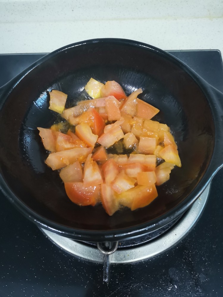 胡辣汤,起锅加底油,加入柿子丁