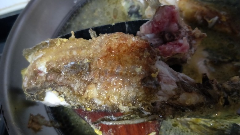 黄鸭叫炖豆腐,锅子放油把鱼两边煎一煎,这样的鱼肉不容易炖烂也没有腥味
