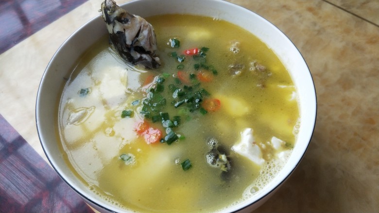 黄鸭叫炖豆腐,起锅装汤撒入葱花,简单好喝的鱼汤做好了