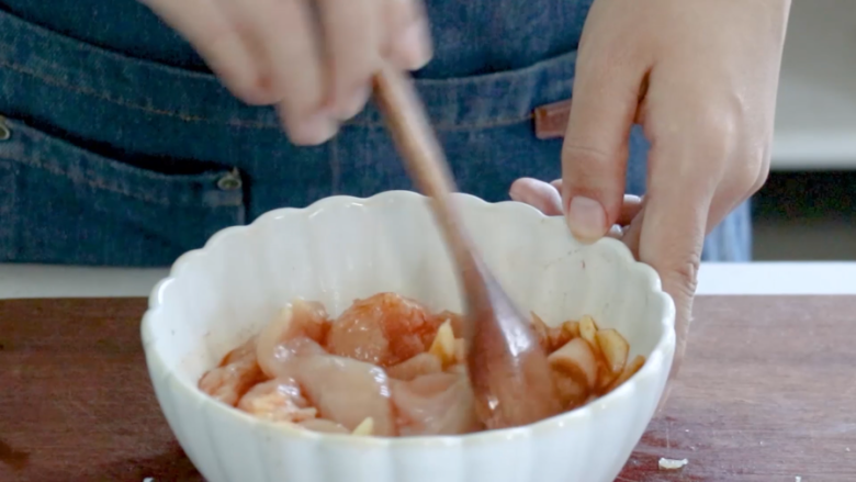 老北京鸡肉卷,腌料搅拌均匀