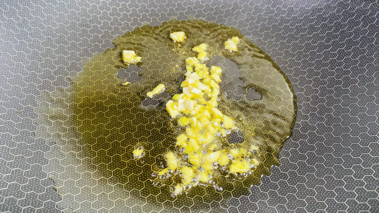 清炒雪里蕻,起油锅放入蒜末炒香