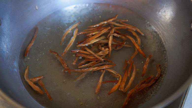 胡辣汤,黄花菜也超烫半分钟捞出，切成小段备用