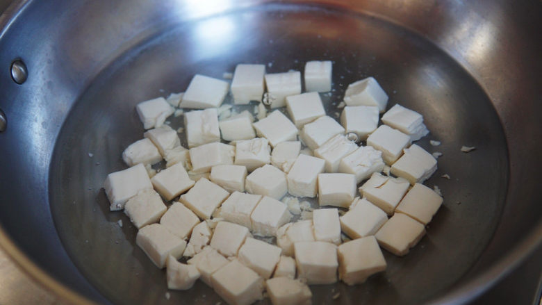 胡辣汤,锅中加入两汤碗水,水开后,加入切成小丁的内脂豆腐