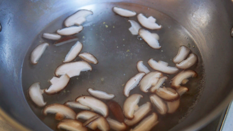 胡辣汤,水开后加盐,香菇焯烫去掉草酸,捞出