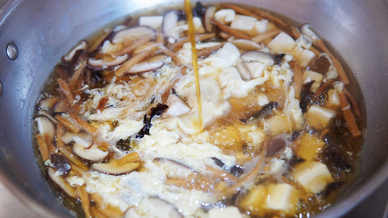 胡辣汤,出锅前淋上芝麻油,撒上香葱碎,关火出锅