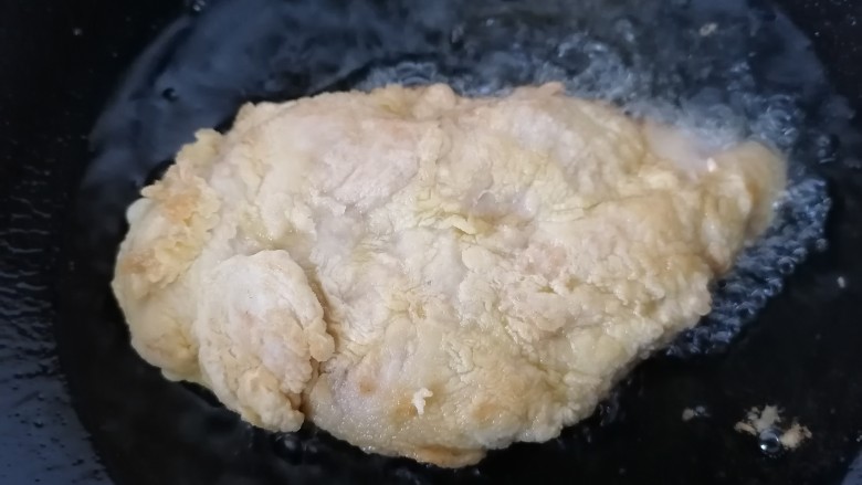 爆浆鸡排,一面炸熟翻一面继续炸,炸至两面金黄即可出锅