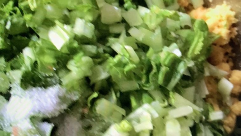 玉米面窝窝头,盐和小苏打用水搅拌均匀