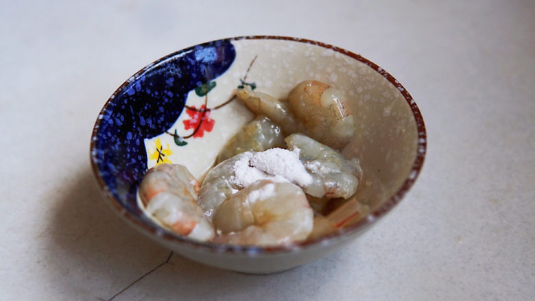 玉米炒虾仁,加入<a style='color:red;display:inline-block;' href='/shicai/ 512'>玉米淀粉</a>,煎制时虾便于定型