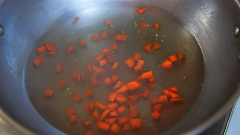 玉米炒虾仁,<a style='color:red;display:inline-block;' href='/shicai/ 25'>胡萝卜</a>切丁,焯烫至微透明状捞出备用