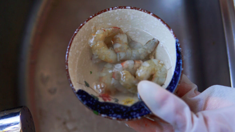 玉米炒虾仁,再用水捞洗一遍,去掉杂质