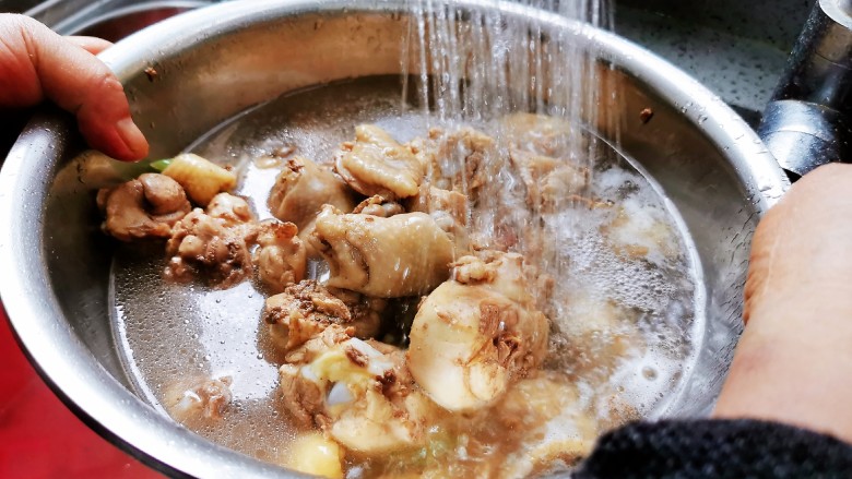 鸡肉炖土豆,用凉水清洗干净